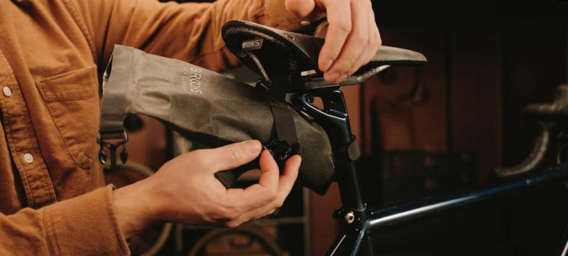 BROOKS Scape Saddle Roll Bag Mud Green - kompakte wasserdichte Satteltasche 1 Liter mit Rollverschluss & Riemenbefestigung - ideal für Gravel & Bikepacking