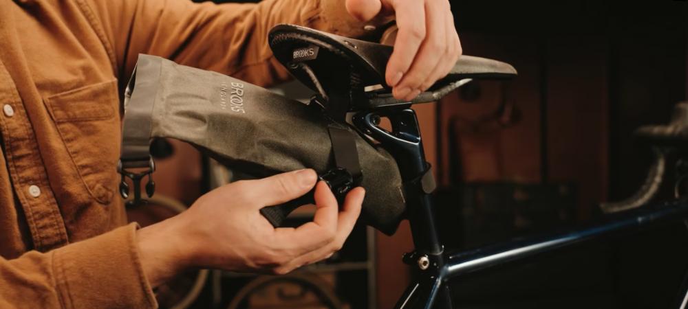 BROOKS Scape Saddle Roll Bag Mud Green - kompakte wasserdichte Satteltasche 1 Liter mit Rollverschluss & Riemenbefestigung - ideal für Gravel & Bikepacking