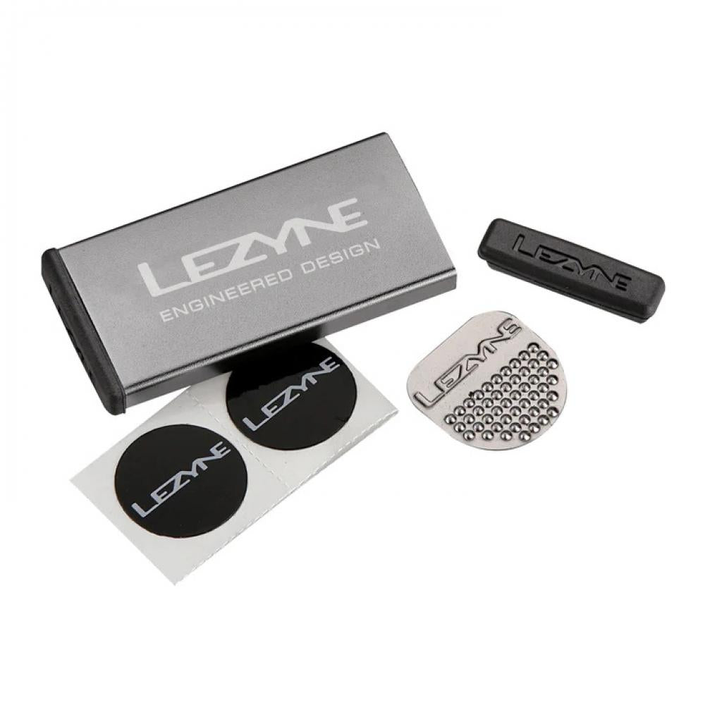Lezyne Reparaturset METAL Kit Alu 6 Schlauchflicken 1 Anrauher seitliche Öffnung hellgrau