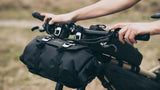 BROOKS Scape Handlebar Roll Black - wasserdichte Lenkertasche 1012 Liter aus 600D Polyester mit Hypalon-Details - 670 g leicht, 350-400x160x160 mm