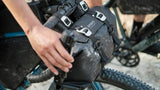 BROOKS Scape Handlebar Roll Black - wasserdichte Lenkertasche 1012 Liter aus 600D Polyester mit Hypalon-Details - 670 g leicht, 350-400x160x160 mm