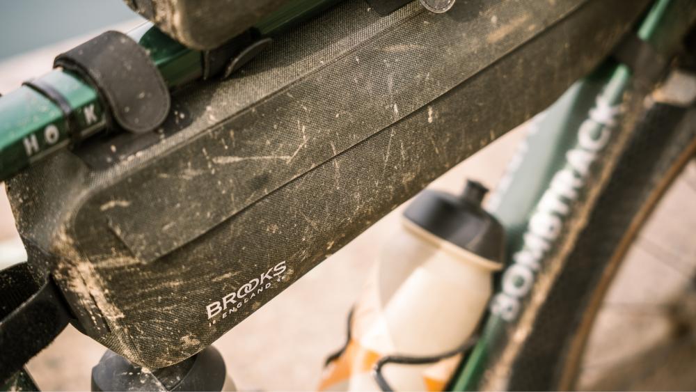 BROOKS Scape Frame Bag Black - wasserdichte Rahmentasche 3 Liter aus 600D Polyester mit Hypalon-Details - 200 g leicht, 460x60x120 mm