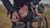 BROOKS Scape Handlebar Roll Black - wasserdichte Lenkertasche 1012 Liter aus 600D Polyester mit Hypalon-Details - 670 g leicht, 350-400x160x160 mm