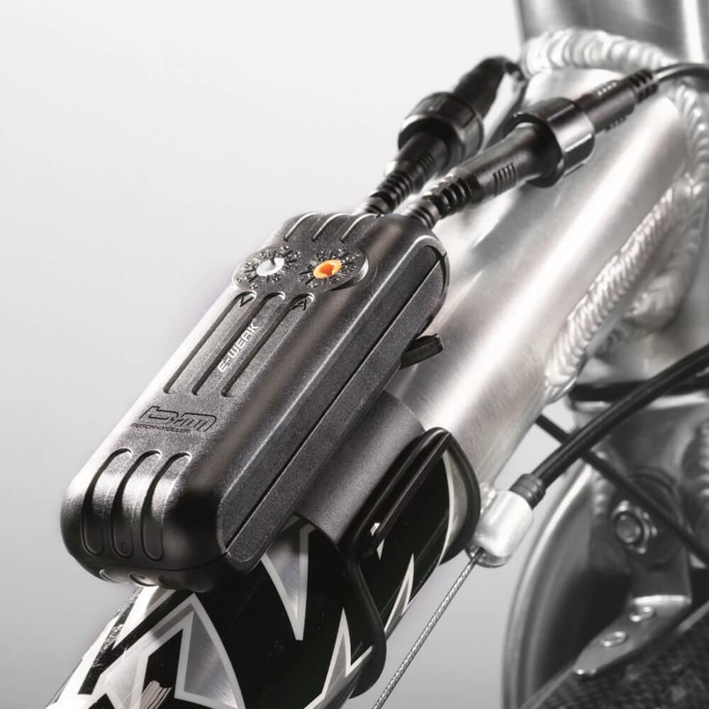 Busch & Müller E-Werk 361, mobiles Ladegerät, Nabendynamo-betrieben, 2,813,3&#8239;V, 0,11,5&#8239;A, inkl. Zubehörset, spritzwassergeschützt&#8203;