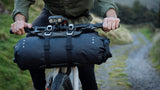 BROOKS Scape Handlebar Roll Black - wasserdichte Lenkertasche 1012 Liter aus 600D Polyester mit Hypalon-Details - 670 g leicht, 350-400x160x160 mm