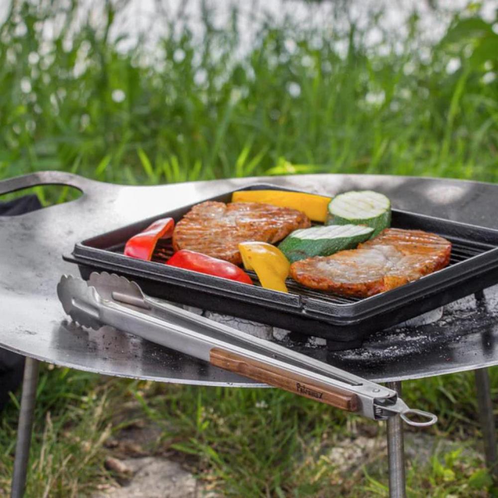 Petromax Grill- und Kohlenzange ZA2 groß  54 cm Edelstahlzange mit Holzgriff, gewölbtem Zangenkopf und Verschlussmechanismus für sicheres Grillen und platzsparende Aufbewahrung