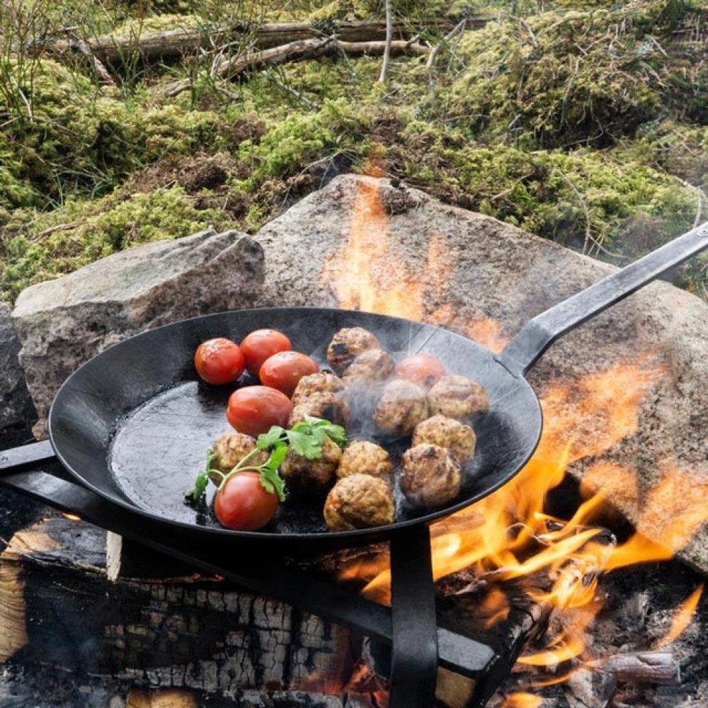 Petromax Schmiedeeiserne Pfanne SP28, Ø 28 cm, für alle Herdarten und offenes Feuer, exzellente Wärmeleitfähigkeit, langlebig, natürliche Patina