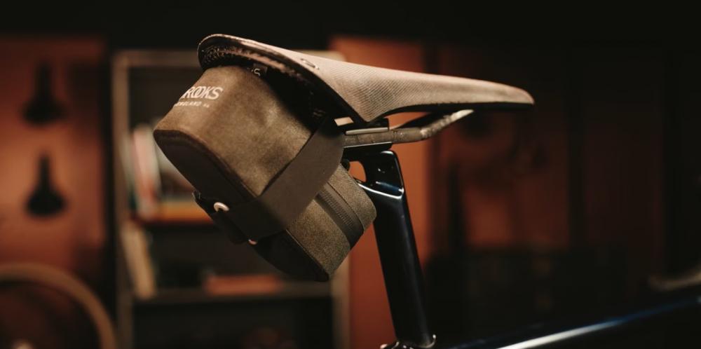 BROOKS Scape Saddle Pocket Bag Black - wasserdichte Satteltasche 0,5 Liter mit Rollverschluss & Riemenbefestigung - kompakt, robust & ideal für Bikepacking