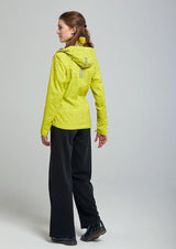 Basil Skane HiVis Damen Regenjacke neongelb L - 360° reflektierend, wasserdicht & atmungsaktiv (10.000 WP/MVP), Bionic Finish® Eco, taillierter Schnitt & helmtaugliche Kapuze