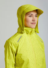 Basil Skane HiVis Damen Regenjacke neongelb L - 360° reflektierend, wasserdicht & atmungsaktiv (10.000 WP/MVP), Bionic Finish® Eco, taillierter Schnitt & helmtaugliche Kapuze