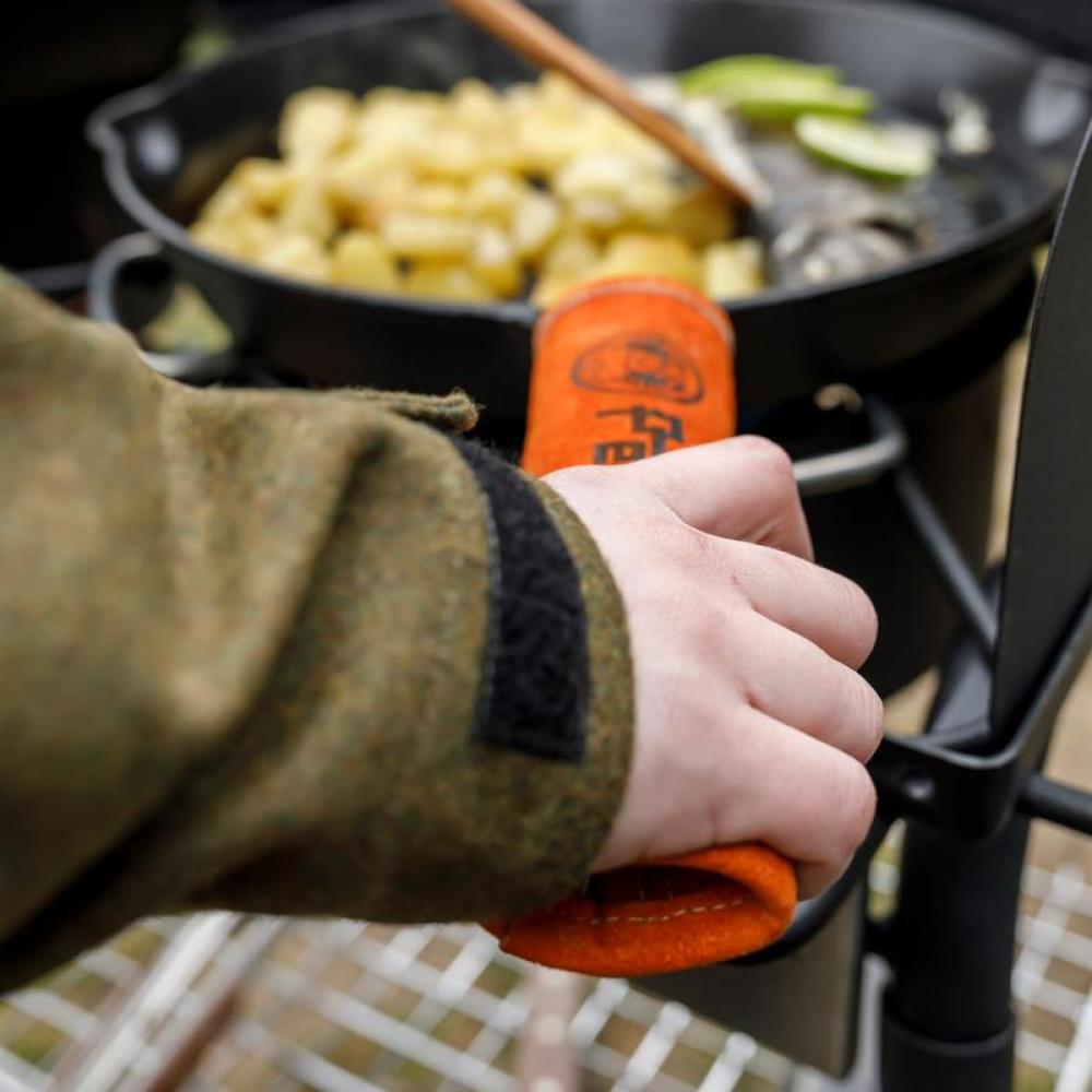Petromax Aramid Griffhülle für Feuerpfanne  universeller Hitzeschutz aus Rauleder und Aramidfasern, passend für alle gusseisernen Pfannenstiele, leuchtend glutorange