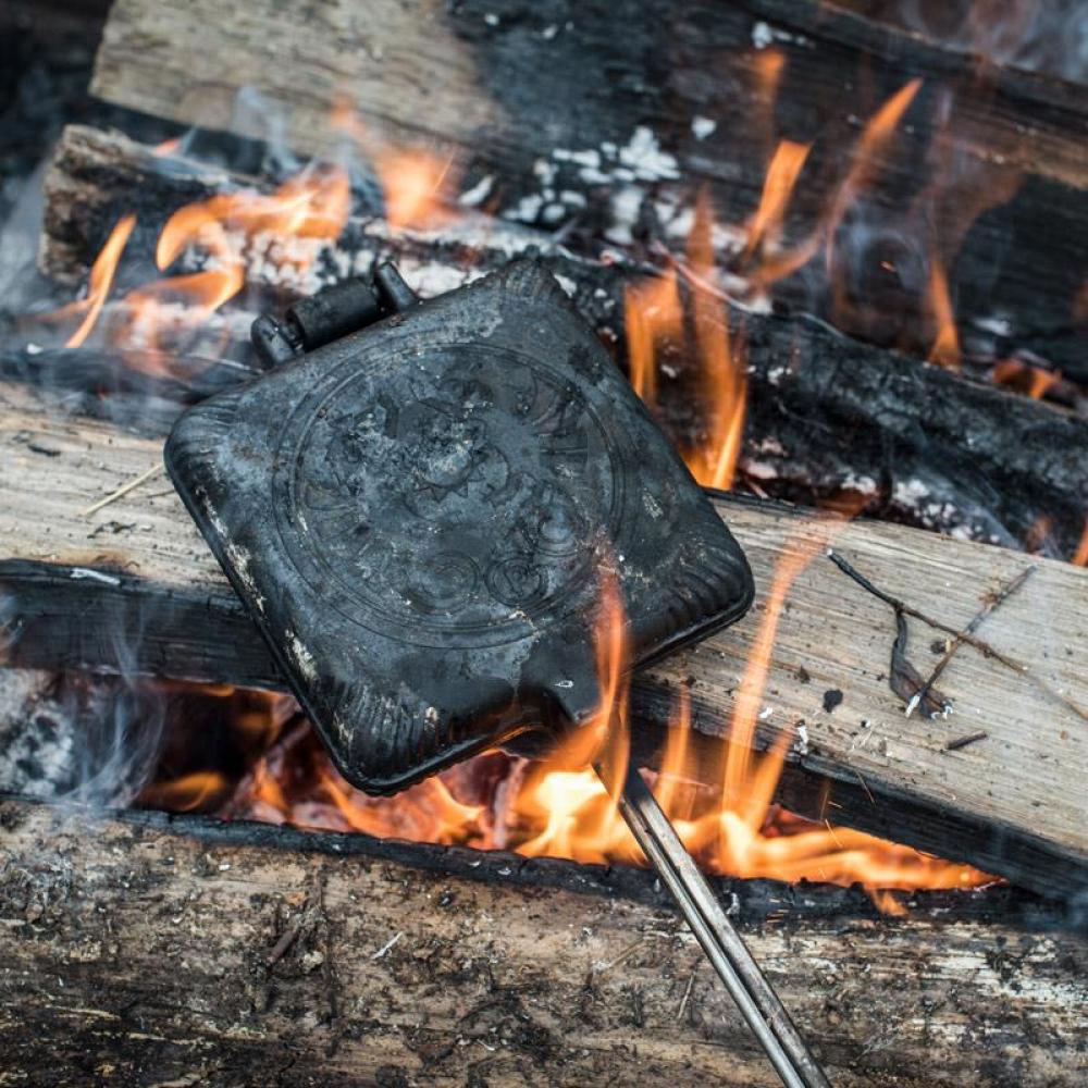 Petromax Sandwicheisen aus massivem Gusseisen mit langlebigem Holzgriff, perfekt für knusprige Toasts am Lagerfeuer oder Grill, 11x11 cm, gleichmäßige Wärmeverteilung