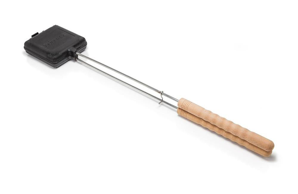 Petromax Sandwicheisen aus massivem Gusseisen mit langlebigem Holzgriff, perfekt für knusprige Toasts am Lagerfeuer oder Grill, 11x11 cm, gleichmäßige Wärmeverteilung