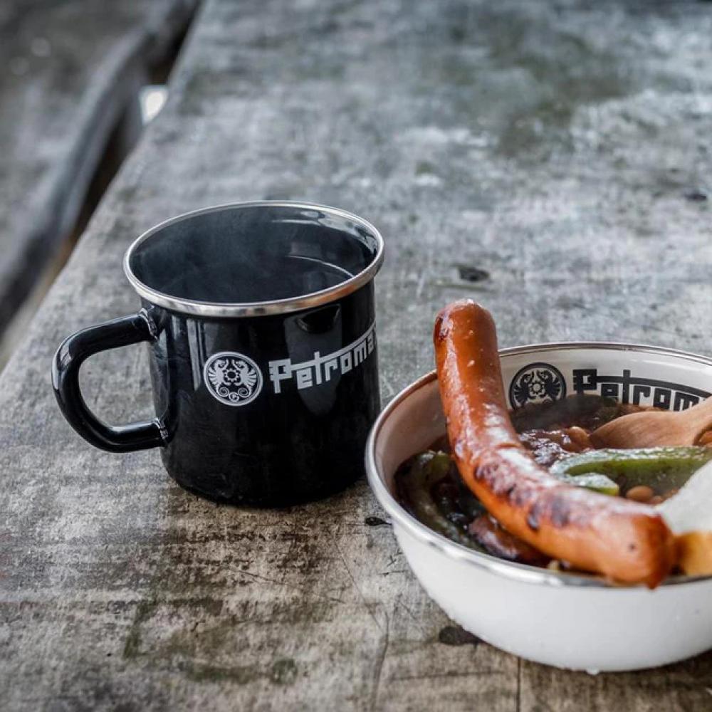 Petromax Emaille-Becher PX-MUG-S, schwarz, 370 ml  robuster, hitzebeständiger und kratzfester Outdoor-Kaffeebecher aus emailliertem Stahl mit Edelstahlrand, ideal für Camping und Trekking