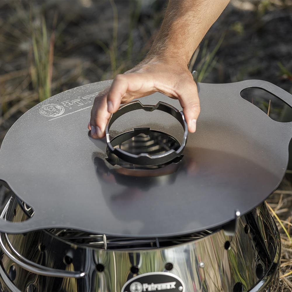 Petromax Kochaufsatz für Atago Grillplatte  stabiler Stahlaufsatz für sicheres Kochen, passend für die Aussparung der Atago Grillplatte