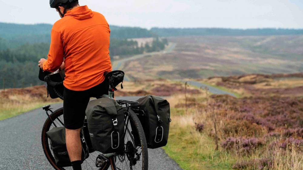 BROOKS Scape Pannier Large Mud Green - wasserdichte Fahrradtasche 18 Liter mit Rollverschluss & KlickFix-System - robuste Bikepacking-Seitentasche