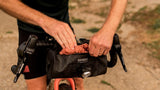 BROOKS Scape Handlebar Pouch Mud Green - wasserdichte Lenkertasche 3 Liter mit Fronttasche & Rollverschluss - ideal für Gravel & Bikepacking