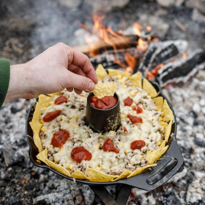 Petromax Gusseiserner Geflügelbräter cf30, Ø30cm, für saftiges Hähnchen oder Ente im Ofen oder Grill, mit Vertiefung für Kräuter, gleichmäßige Hitzeverteilung