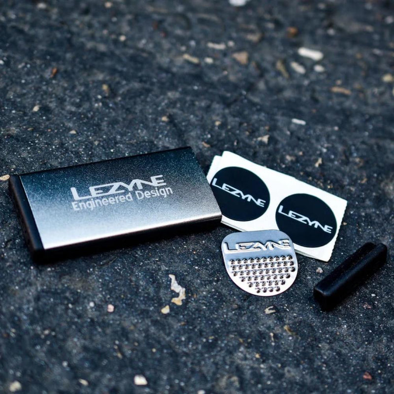 Lezyne Reparaturset METAL Kit Alu 6 Schlauchflicken 1 Anrauher seitliche Öffnung gold-glänzend