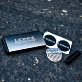 Lezyne Reparaturset METAL Kit Alu 6 Schlauchflicken 1 Anrauher seitliche Öffnung hellgrau