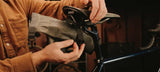 BROOKS Scape Saddle Roll Bag Mud Green - kompakte wasserdichte Satteltasche 1 Liter mit Rollverschluss & Riemenbefestigung - ideal für Gravel & Bikepacking