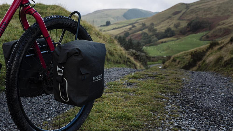 BROOKS Scape Pannier Small Mud Green - wasserdichte Fahrradtasche 10 Liter mit Rollverschluss & KlickFix-System - robuste Bikepacking-Seitentasche